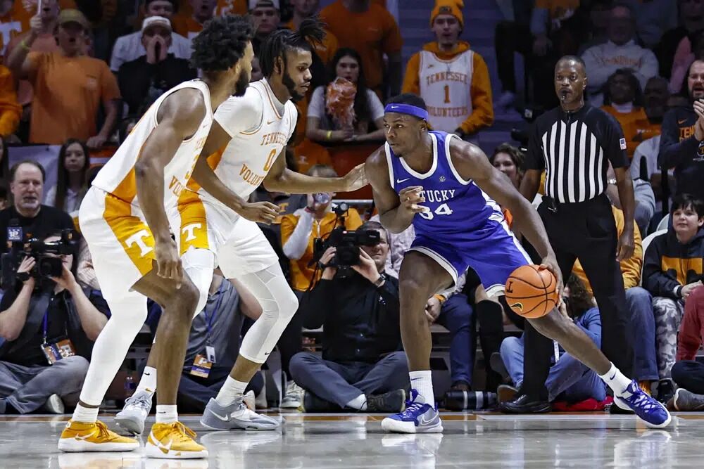 Kentucky forward Oscar Tshiebwe looks for an opening against Tennessee.jpg
